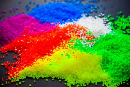 廃プラスチックを短繊維、不織布、樹脂原料など(生まれ変わらせています。