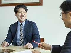 弁理士と打ち合わせ中の若手特許技術者